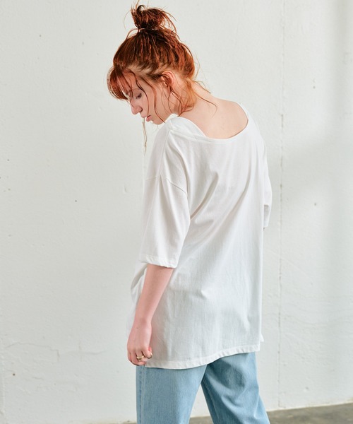 ECRIRE（エクリール）の「ワンポイントロゴ刺繍オーバーサイズコットンTシャツ（Tシャツ/カットソー・レディース・ブラック/オフホワイト/モカ・フリー）」の4枚目の写真