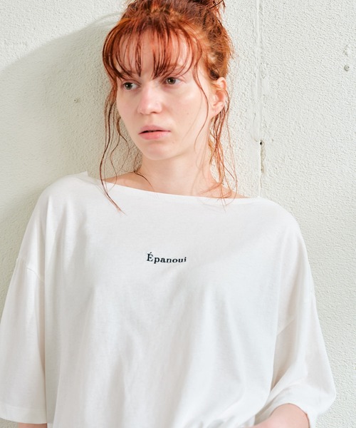 ECRIRE（エクリール）の「ワンポイントロゴ刺繍オーバーサイズコットンTシャツ（Tシャツ/カットソー・レディース・ブラック/オフホワイト/モカ・フリー）」の6枚目の写真