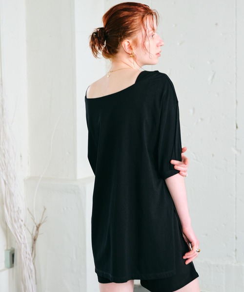 ECRIRE（エクリール）の「ワンポイントロゴ刺繍オーバーサイズコットンTシャツ（Tシャツ/カットソー・レディース・ブラック/オフホワイト/モカ・フリー）」の7枚目の写真