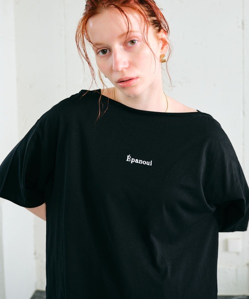 ECRIRE（エクリール）の「ワンポイントロゴ刺繍オーバーサイズコットンTシャツ（Tシャツ/カットソー・レディース・ブラック/オフホワイト/モカ・フリー）」の5枚目の写真