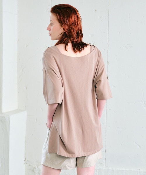 ECRIRE（エクリール）の「ワンポイントロゴ刺繍オーバーサイズコットンTシャツ（Tシャツ/カットソー・レディース・ブラック/オフホワイト/モカ・フリー）」の20枚目の写真