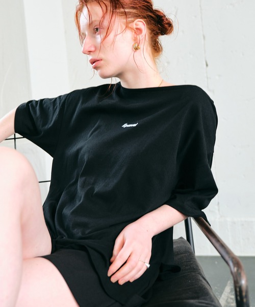 ECRIRE（エクリール）の「ワンポイントロゴ刺繍オーバーサイズコットンTシャツ（Tシャツ/カットソー・レディース・ブラック/オフホワイト/モカ・フリー）」の15枚目の写真