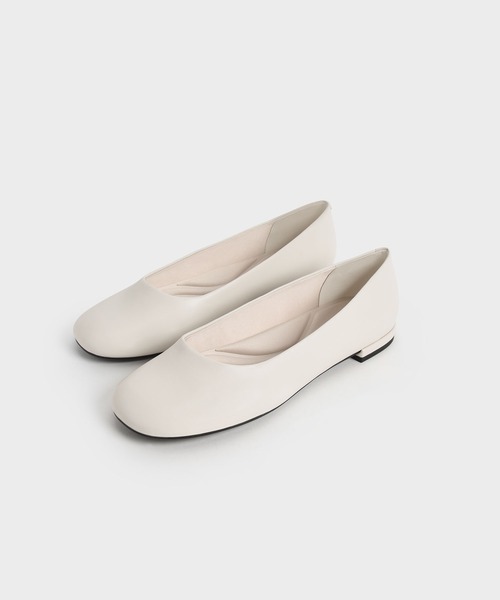 CHARLES & KEITH（チャールズ & キース）の「スエード ラウンドトゥバレリーナ（バレエシューズ・レディース・ブラック/オフホワイト/サンドベージュ・23cm/23.5cm/24.5cm/25cm/25.5cm/22.5cm）」の4枚目の写真