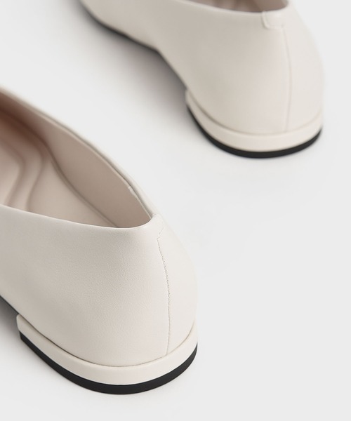 CHARLES & KEITH（チャールズ & キース）の「スエード ラウンドトゥバレリーナ（バレエシューズ・レディース・ブラック/オフホワイト/サンドベージュ・23cm/23.5cm/24.5cm/25cm/25.5cm/22.5cm）」の5枚目の写真