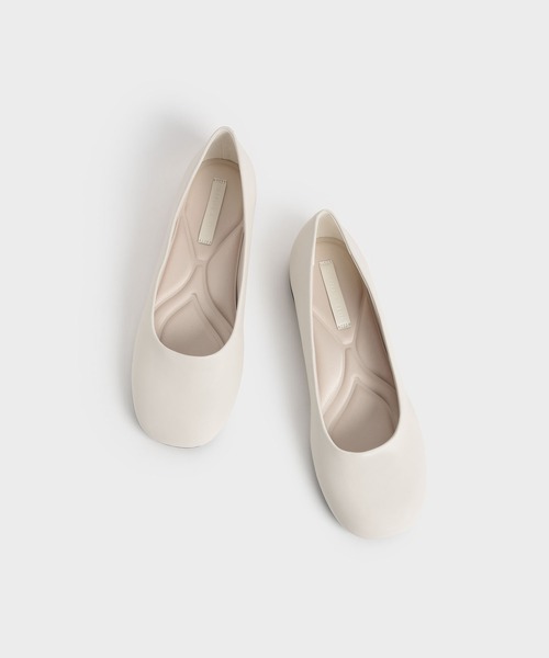 CHARLES & KEITH（チャールズ & キース）の「スエード ラウンドトゥバレリーナ（バレエシューズ・レディース・ブラック/オフホワイト/サンドベージュ・23cm/23.5cm/24.5cm/25cm/25.5cm/22.5cm）」の6枚目の写真