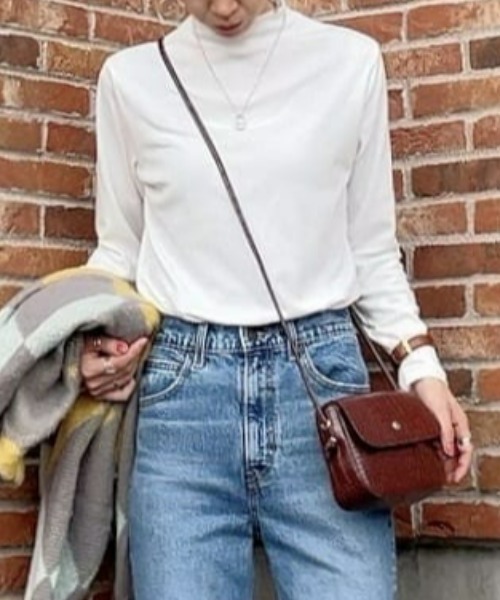 HONEYSUCKLE ROSE（ハニーサックルローズ）の「【HONEYSUCKLE ROSE】モックネックロンＴ（Tシャツ/カットソー・レディース・グリーン/ブルー/イエロー/ホワイト/ブラック/ブラウン・S/M/L）」の2枚目の写真