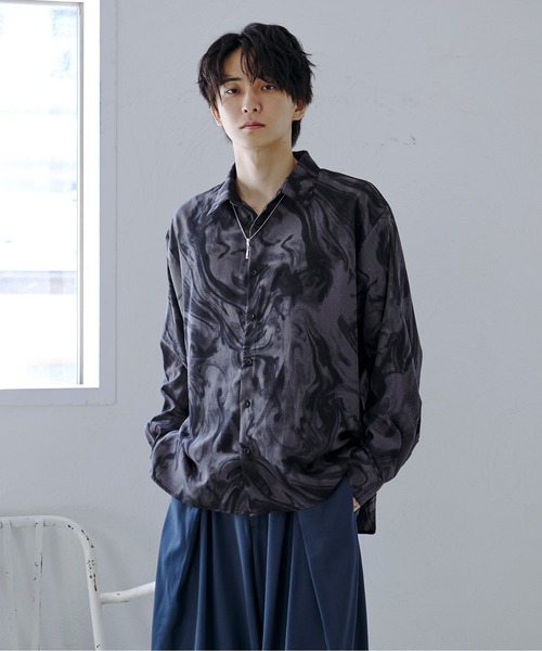 Ellno Loset(エルノロゼット)の「BLURレギュラーシャツ(シャツ/ブラウス・メンズ・ブラック系/グレー系・MEDIUM/LARGE)」の3枚目の写真