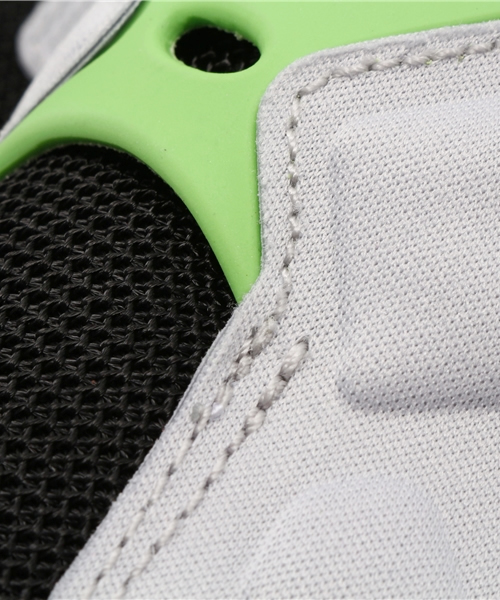 Reebok（リーボック）の「ユニセックス リーボック ポンプフューリーロード Reebok INSTAPUMP FURY ROAD M49000（スニーカー・メンズ・ブラック・28cm/26.5cm/23.5cm/24cm/24.5cm/27.5cm/29cm/26cm/27cm/23cm/28.5cm）」の3枚目の写真