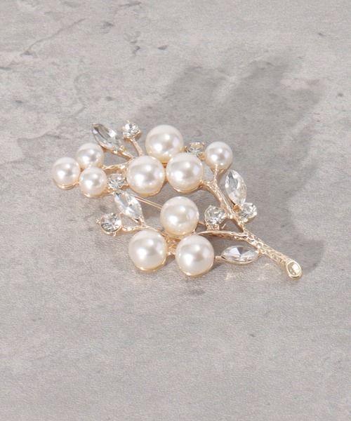 ikka(イッカ)の「【フォーマル対応】ブローチ 23(ブローチ/コサージュ・レディース・ホワイト/オフホワイト/ライトグレー/シルバーグレー/スモークグレー/グレー/チャコールグレー/ダークグレー・FREE)」の4枚目の写真