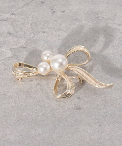 ikka(イッカ)の「【フォーマル対応】ブローチ 23(ブローチ/コサージュ・レディース・ホワイト/オフホワイト/ライトグレー/シルバーグレー/スモークグレー/グレー/チャコールグレー/ダークグレー・FREE)」の1枚目の写真