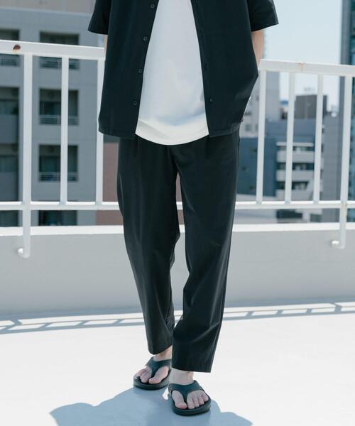 ITEMS URBANRESEARCH(アイテムズ アーバンリサーチ)の「シルキーナイロン 多機能 タックパンツ(その他パンツ・メンズ・ネイビー/ブラック/チャコールグレー・MEDIUM/LARGE)」の2枚目の写真