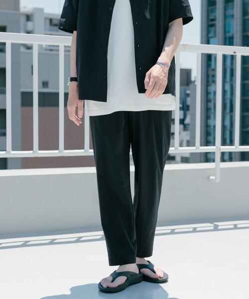 ITEMS URBANRESEARCH(アイテムズ アーバンリサーチ)の「シルキーナイロン 多機能 タックパンツ(その他パンツ・メンズ・ネイビー/ブラック/チャコールグレー・MEDIUM/LARGE)」の4枚目の写真