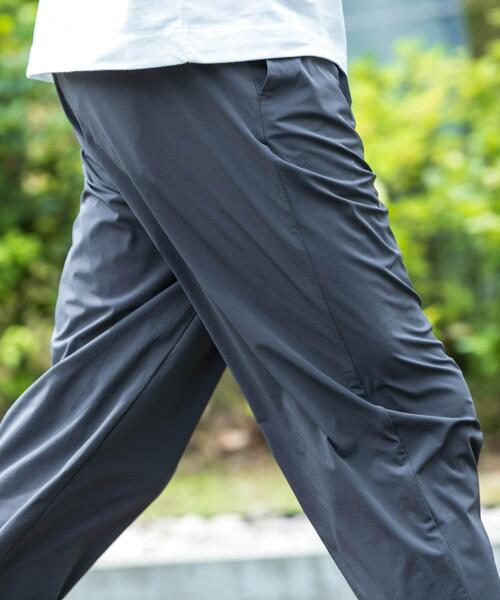 ITEMS URBANRESEARCH(アイテムズ アーバンリサーチ)の「シルキーナイロン 多機能 タックパンツ(その他パンツ・メンズ・ネイビー/ブラック/チャコールグレー・MEDIUM/LARGE)」の20枚目の写真