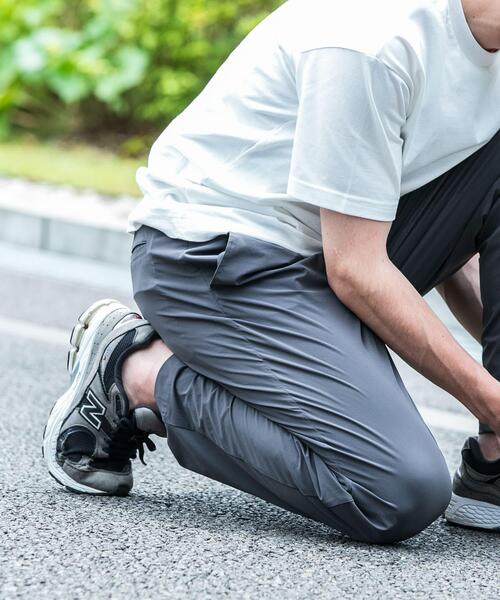 ITEMS URBANRESEARCH(アイテムズ アーバンリサーチ)の「シルキーナイロン 多機能 タックパンツ(その他パンツ・メンズ・ネイビー/ブラック/チャコールグレー・MEDIUM/LARGE)」の21枚目の写真