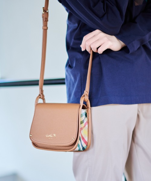 Arnold Palmer(アーノルドパーマー)の「フェイクレザー パーマ―チェック 切替 ショルダーバッグ(ショルダーバッグ・レディース・ブラック/ブラウン・F)」の2枚目の写真