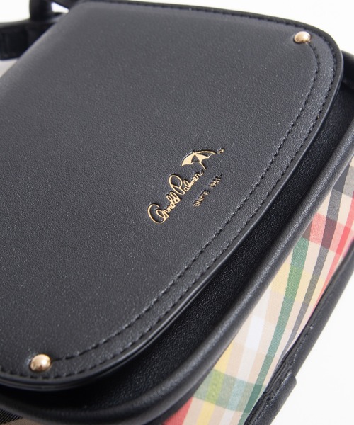 Arnold Palmer(アーノルドパーマー)の「フェイクレザー パーマ―チェック 切替 ショルダーバッグ(ショルダーバッグ・レディース・ブラック/ブラウン・F)」の7枚目の写真