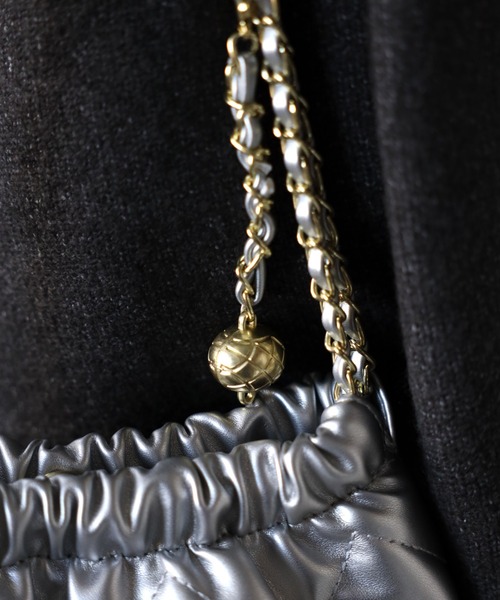 ap retro（アプレトロ）の「チャーム付キルティングチェーンバッグ / ミニバッグ（ショルダーバッグ・レディース・シルバー/ブラック/ベージュ/アイボリー・FREE）」の5枚目の写真