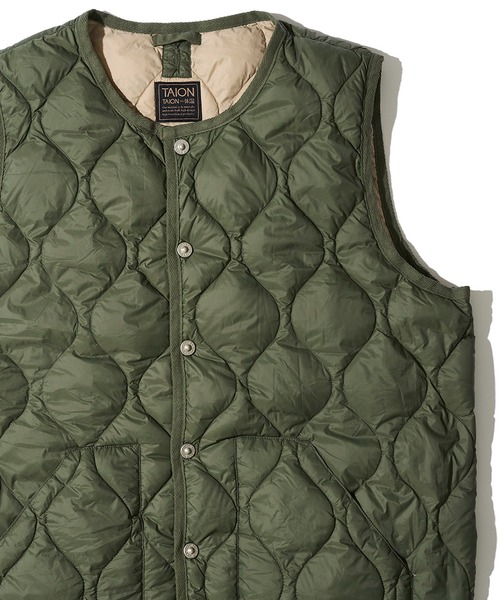 TAION（タイオン）の「【TAION / タイオン】MILITARY CREW NECK DOWN VEST / キルティングダウンベスト（ダウンベスト・レディース・セージグリーン/ブラック/グレイッシュベージュ/オリーブ/オフホワイト/ダークネイビー/チャコールグレー・MEDIUM/LARGE/X-LARGE/SMALL）」の5枚目の写真