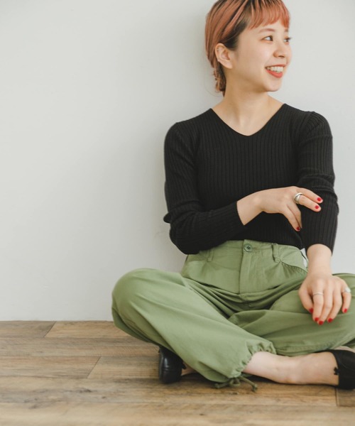 ITEMS URBANRESEARCH（アイテムズ アーバンリサーチ）の「『洗濯可』モチモチVネックニット（ニット/セーター・レディース・ライトブルー/チャコールグレー/ブラック/アイボリー・FREE）」の3枚目の写真