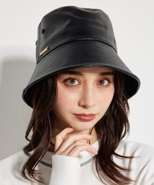 rienda（リエンダ）の「NEW ERA×Rienda Fレザーバケットハット ニューエラ（ハット・レディース・ベージュ/ブラック・FREE）」の2枚目の写真