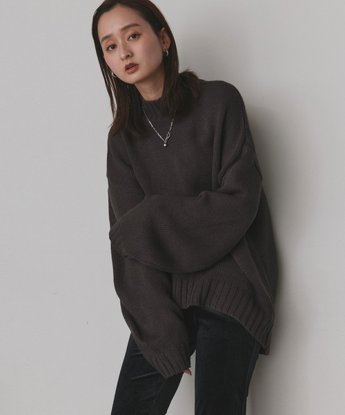 ad thie(アドティエ)の「後スリット モックネック ニットプルオーバー(ニット/セーター・レディース・ブルー/レンガ/ピンク/ナチュラル/オリーブ/チャコール/ピンクベージュ/ブラック/オフホワイト・FREE)」の4枚目の写真