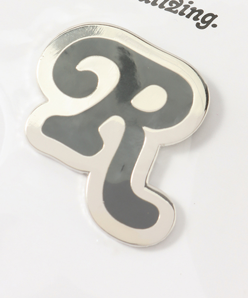 WISM(ウィズム)の「【RECEPTION / レセプション】ENAMEL PIN(バッジ・メンズ・シルバー・FREE)」の2枚目の写真