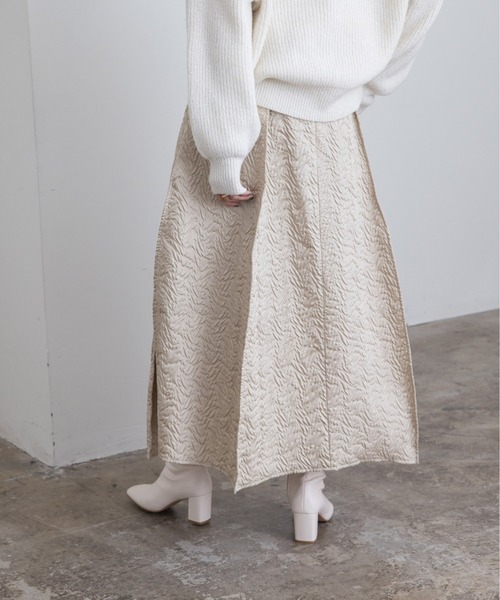 Eimee Law(エイミーロウ)の「エンボス ランタンフォルムスカート(スカート・レディース・ブラック/グリーン/ベージュ・38)」の7枚目の写真