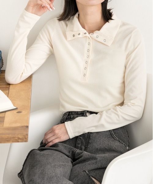 ad thie(アドティエ)の「釦デザイン ニットプルオーバー(Tシャツ/カットソー・レディース・アイボリー/グレー・FREE)」の1枚目の写真