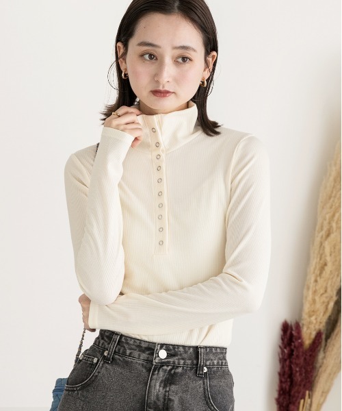 ad thie(アドティエ)の「釦デザイン ニットプルオーバー(Tシャツ/カットソー・レディース・アイボリー/グレー・FREE)」の9枚目の写真