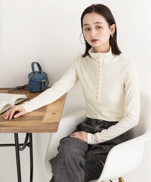 ad thie(アドティエ)の「釦デザイン ニットプルオーバー(Tシャツ/カットソー・レディース・アイボリー/グレー・FREE)」の10枚目の写真