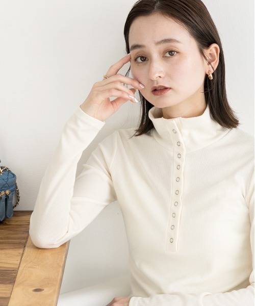 ad thie(アドティエ)の「釦デザイン ニットプルオーバー(Tシャツ/カットソー・レディース・アイボリー/グレー・FREE)」の11枚目の写真