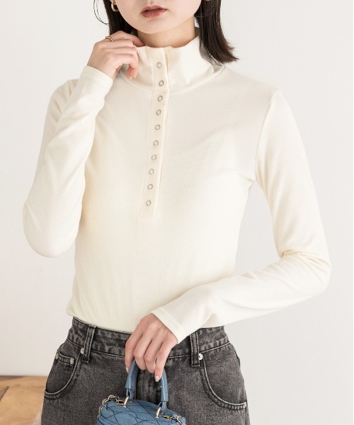 ad thie(アドティエ)の「釦デザイン ニットプルオーバー(Tシャツ/カットソー・レディース・アイボリー/グレー・FREE)」の13枚目の写真