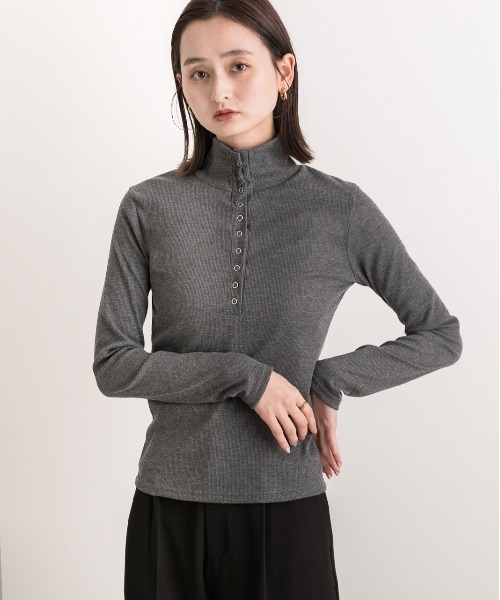 ad thie(アドティエ)の「釦デザイン ニットプルオーバー(Tシャツ/カットソー・レディース・アイボリー/グレー・FREE)」の7枚目の写真