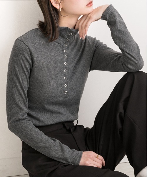 ad thie(アドティエ)の「釦デザイン ニットプルオーバー(Tシャツ/カットソー・レディース・アイボリー/グレー・FREE)」の8枚目の写真
