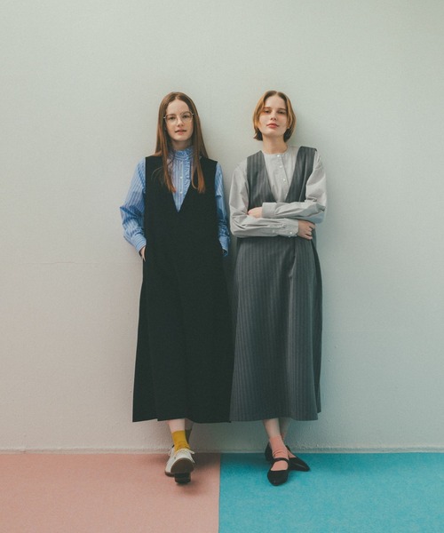 studio CLIP（スタディオクリップ）の「【conges payesコラボ】Ｖネックジャンパースカート[プチ・プラスサイズあり]（ジャンパースカート・レディース・ブラック/グレー・ﾌﾘｰ(L)/FREE/PF）」の3枚目の写真