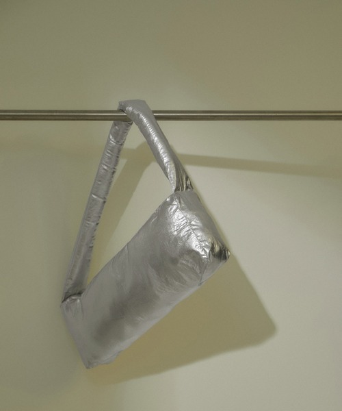 SALON adam et rope'（サロン アダム エ ロペ）の「【kokyo（コキヨ）】Rectangulo Puff Bag（ハンドバッグ・レディース・シルバー・FREE）」の2枚目の写真