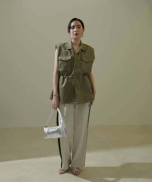 SALON adam et rope'（サロン アダム エ ロペ）の「【kokyo（コキヨ）】Rectangulo Puff Bag（ハンドバッグ・レディース・シルバー・FREE）」の4枚目の写真