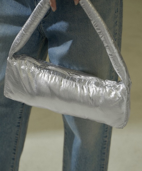 SALON adam et rope'（サロン アダム エ ロペ）の「【kokyo（コキヨ）】Rectangulo Puff Bag（ハンドバッグ・レディース・シルバー・FREE）」の6枚目の写真