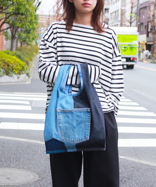 THRIFTY LOOK（スリフティールック）の「THRIFTY LOOK/スリフティールック LEVIS DENIM GLOCERY TOTE リーバイスデニム リメイクグローサリートート（トートバッグ・メンズ・ブラック/ブルー・ONE SIZE）」の2枚目の写真