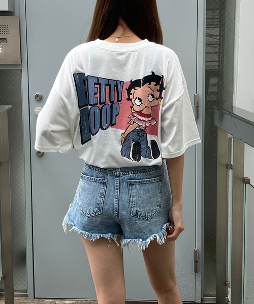 GLAMOROUS JANE(グラマラスジェーン)の「BETTTY BOOPバックプリントオーバーサイズTシャツ(Tシャツ/カットソー・レディース・オフホワイト/チャコールグレー/ブラック・FREE)」の2枚目の写真