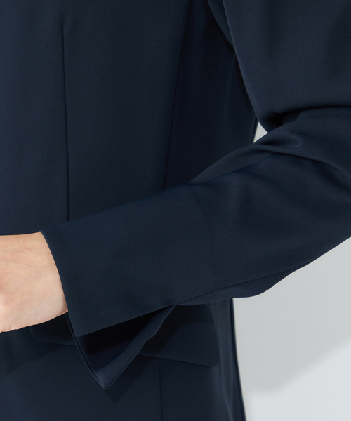 A/C DESIGN BY ALPHA CUBIC(エーシーデザインバイアルファキュービック)の「【接触冷感・洗濯可能】バックサテンジャケット(ノーカラージャケット・レディース・ネイビー/ライトグレー・9号/13号/11号)」の8枚目の写真