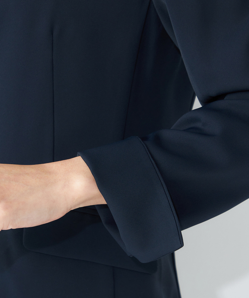 A/C DESIGN BY ALPHA CUBIC(エーシーデザインバイアルファキュービック)の「【接触冷感・洗濯可能】バックサテンジャケット(ノーカラージャケット・レディース・ネイビー/ライトグレー・9号/13号/11号)」の9枚目の写真