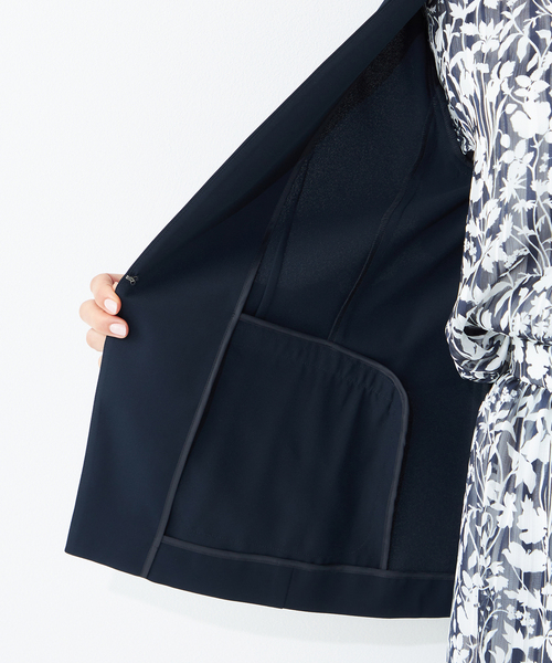 A/C DESIGN BY ALPHA CUBIC(エーシーデザインバイアルファキュービック)の「【接触冷感・洗濯可能】バックサテンジャケット(ノーカラージャケット・レディース・ネイビー/ライトグレー・9号/13号/11号)」の12枚目の写真