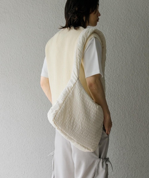 SENSE OF PLACE by URBAN RESEARCH（センスオブプレイスバイアーバンリサーチ）の「パデッドビッグショルダーA（ショルダーバッグ・メンズ・アイボリー/ブラック・ONE）」の6枚目の写真