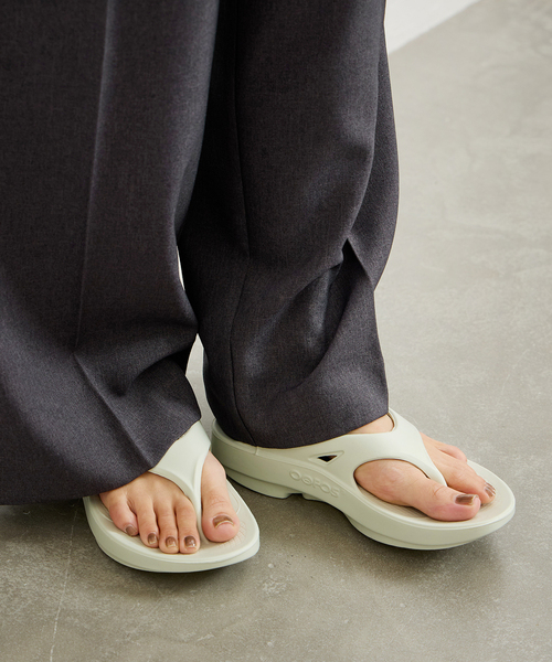 OOFOS(ウーフォス)の「《追加2》【OOFOS/ウーフォス】OOriginal:サンダル(サンダル・レディース・チャコールグレー/ブラック・23cm/24cm/22cm/25cm)」の2枚目の写真