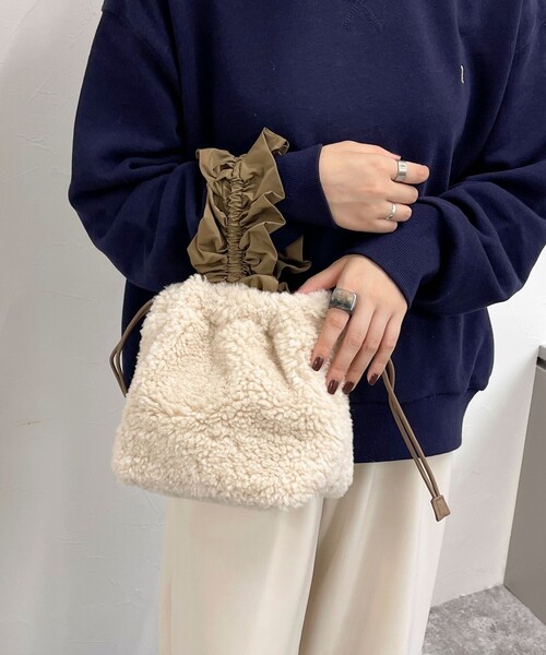 fredy emue（フレディエミュ）の「フリルワンハンドルボアトートバック（ハンドバッグ・レディース・ベージュ/アイボリー・FREE）」の3枚目の写真