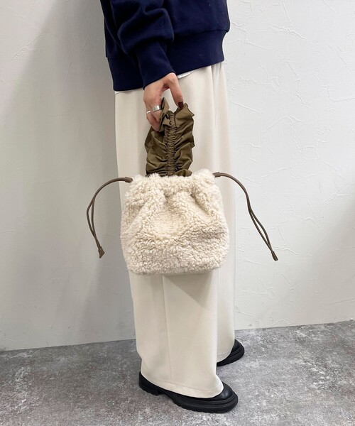 fredy emue（フレディエミュ）の「フリルワンハンドルボアトートバック（ハンドバッグ・レディース・ベージュ/アイボリー・FREE）」の4枚目の写真