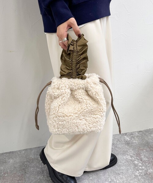 fredy emue（フレディエミュ）の「フリルワンハンドルボアトートバック（ハンドバッグ・レディース・ベージュ/アイボリー・FREE）」の5枚目の写真