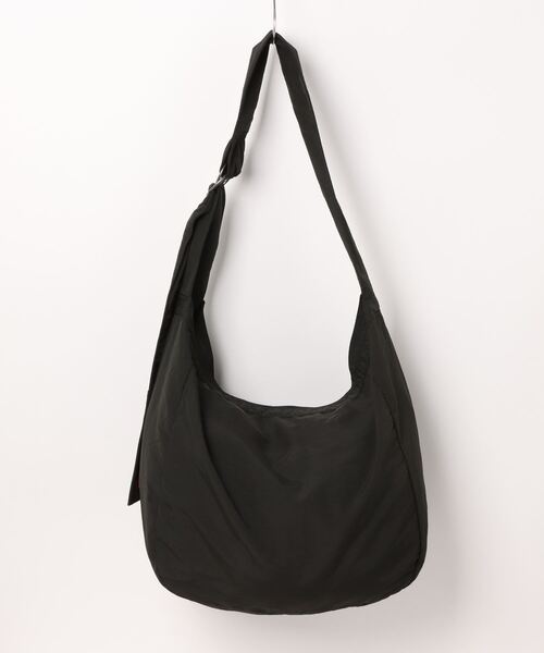 UNIVERSAL OVERALL(ユニバーサルオーバーオール)の「UNIVERSAL OVERALL / Wrinkle nylon news paper bag / UVO-194(ショルダーバッグ・レディース・ブラック/グレー/チャコールグレー/ホワイト系その他/オリーブ・ONESIZE)」の6枚目の写真