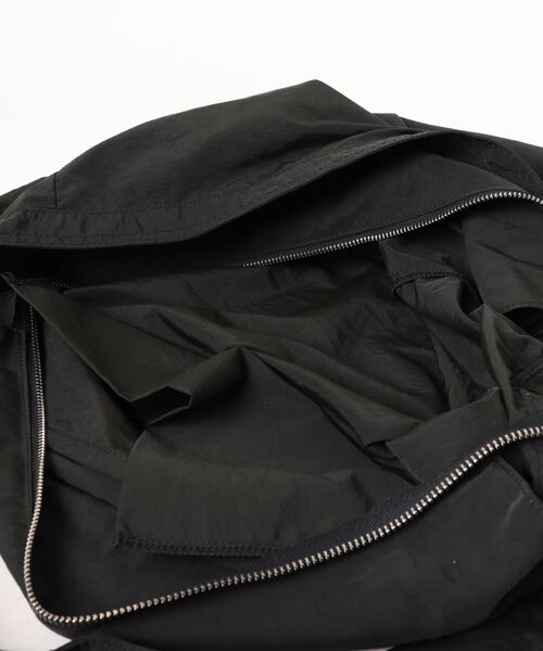 UNIVERSAL OVERALL(ユニバーサルオーバーオール)の「UNIVERSAL OVERALL / Wrinkle nylon news paper bag / UVO-194(ショルダーバッグ・レディース・ブラック/グレー/チャコールグレー/ホワイト系その他/オリーブ・ONESIZE)」の8枚目の写真